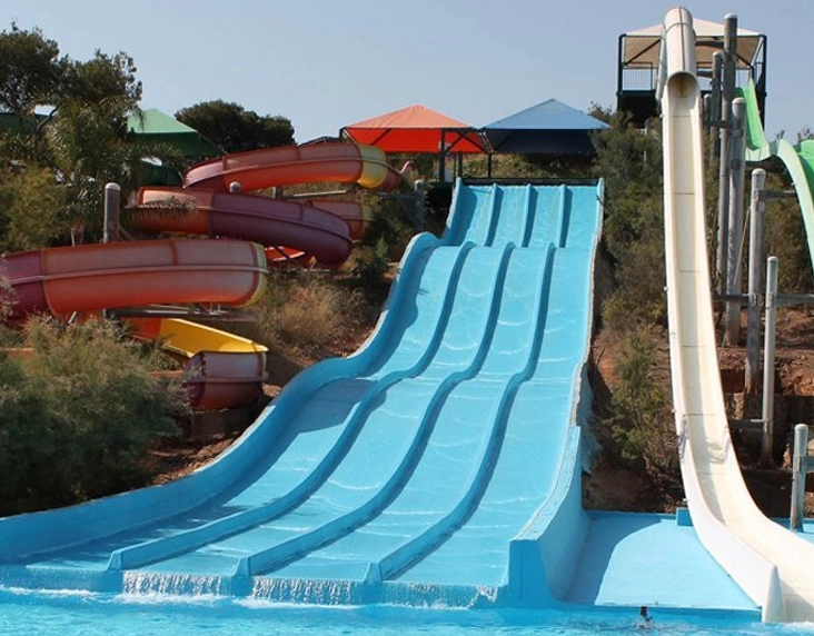 coche de taxi los alcazares aparcado en la entrada de un hotel