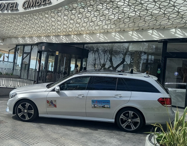 coche de taxi los alcazares aparcado en la entrada de un hotel