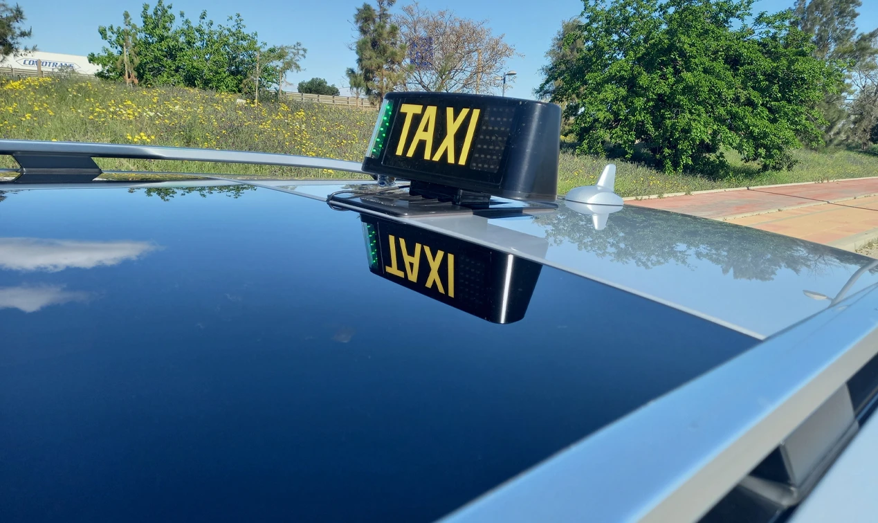 detalle techo del coche con la señal de taxi